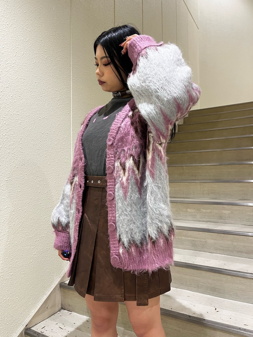 ピンク系のカーディガン/ボレロ、ブラック系のTシャツ/カットソー、ブラウン系のスカートを着用したレディースの秋コーディネートの4枚目の写真