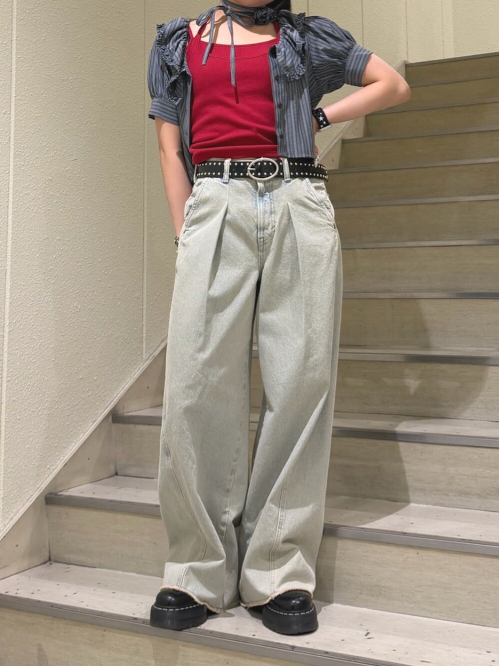 レッド系のキャミソール、ブルー系のデニムパンツ、ブラック系のシャツ/ブラウスを着用したレディースの夏コーディネートの5枚目の写真