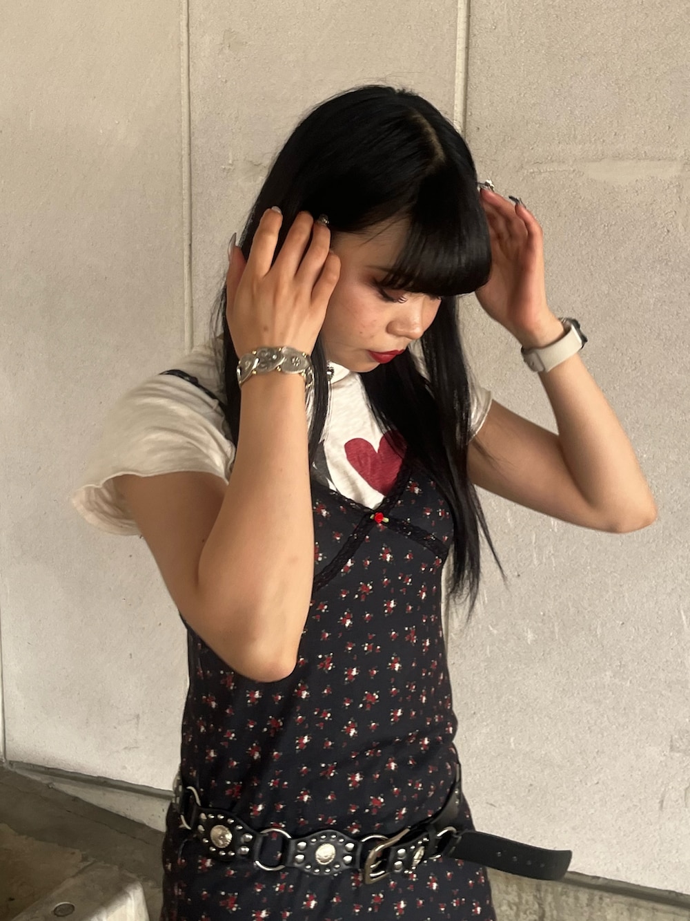 ブラック系のワンピース、ホワイト系のTシャツ/カットソー、ブラック系のベルトを着用したレディースの夏コーディネートの5枚目の写真