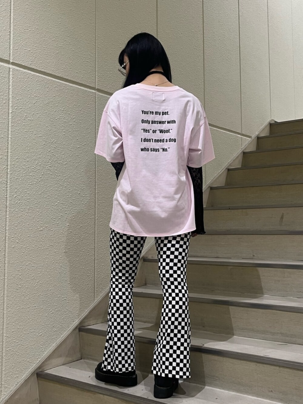 その他のその他パンツ、ピンク系のTシャツ/カットソー、ブラック系のTシャツ/カットソーを着用したレディースの春コーディネートの3枚目の写真