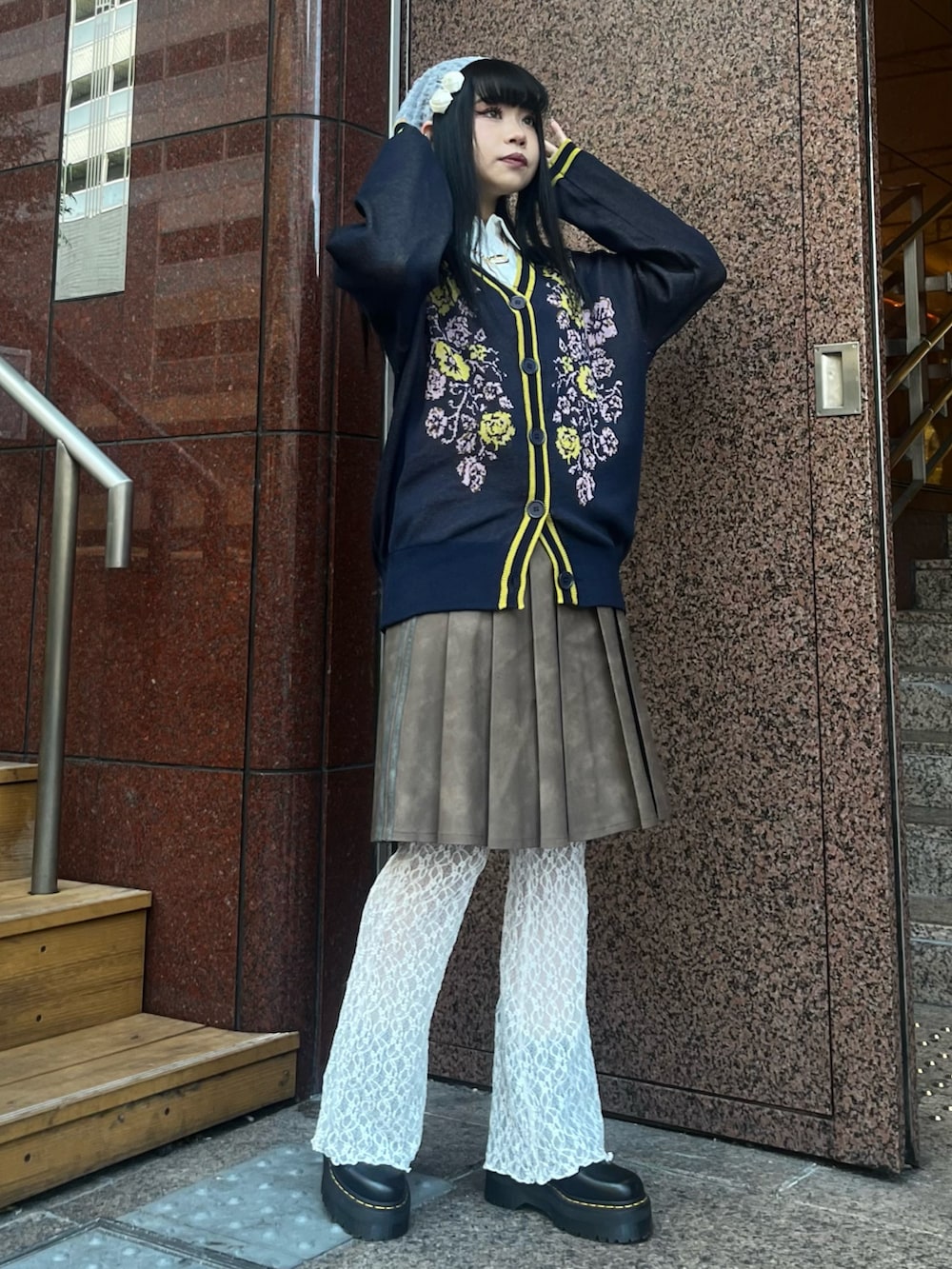 ホワイト系のその他パンツ、ブルー系のニット/セーター、ブラウン系のスカートを着用したレディースの冬コーディネートの2枚目の写真