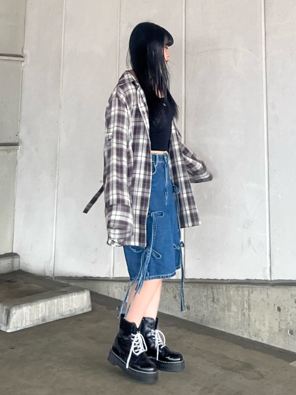 ブルー系のデニムパンツ、ブラウン系のシャツ/ブラウス、ブラック系のキャミソールを着用したレディースの夏コーディネートの2枚目の写真