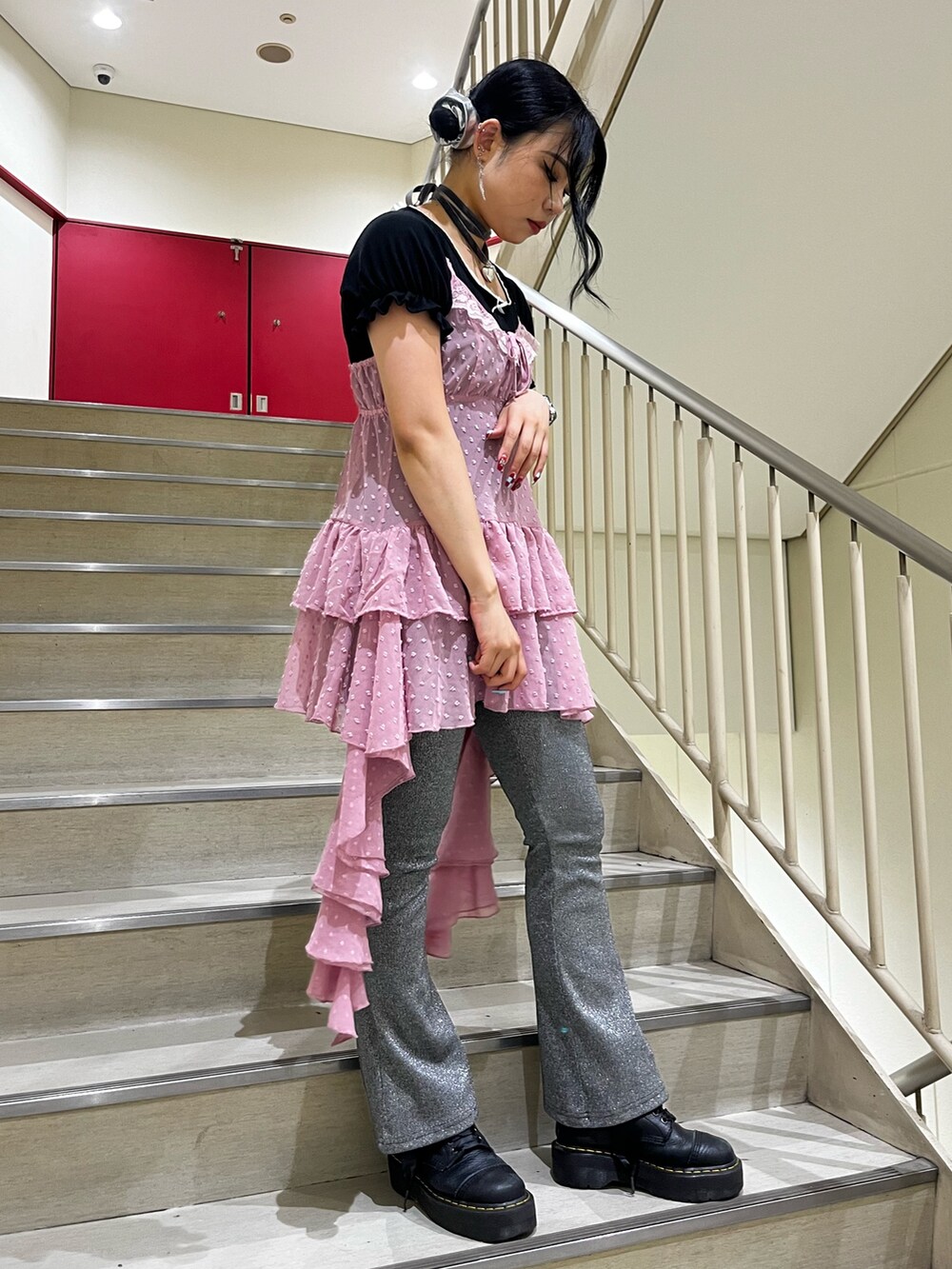 ピンク系のワンピース、シルバー系のその他パンツ、ブラック系のTシャツ/カットソーを着用したレディースの夏コーディネートの2枚目の写真