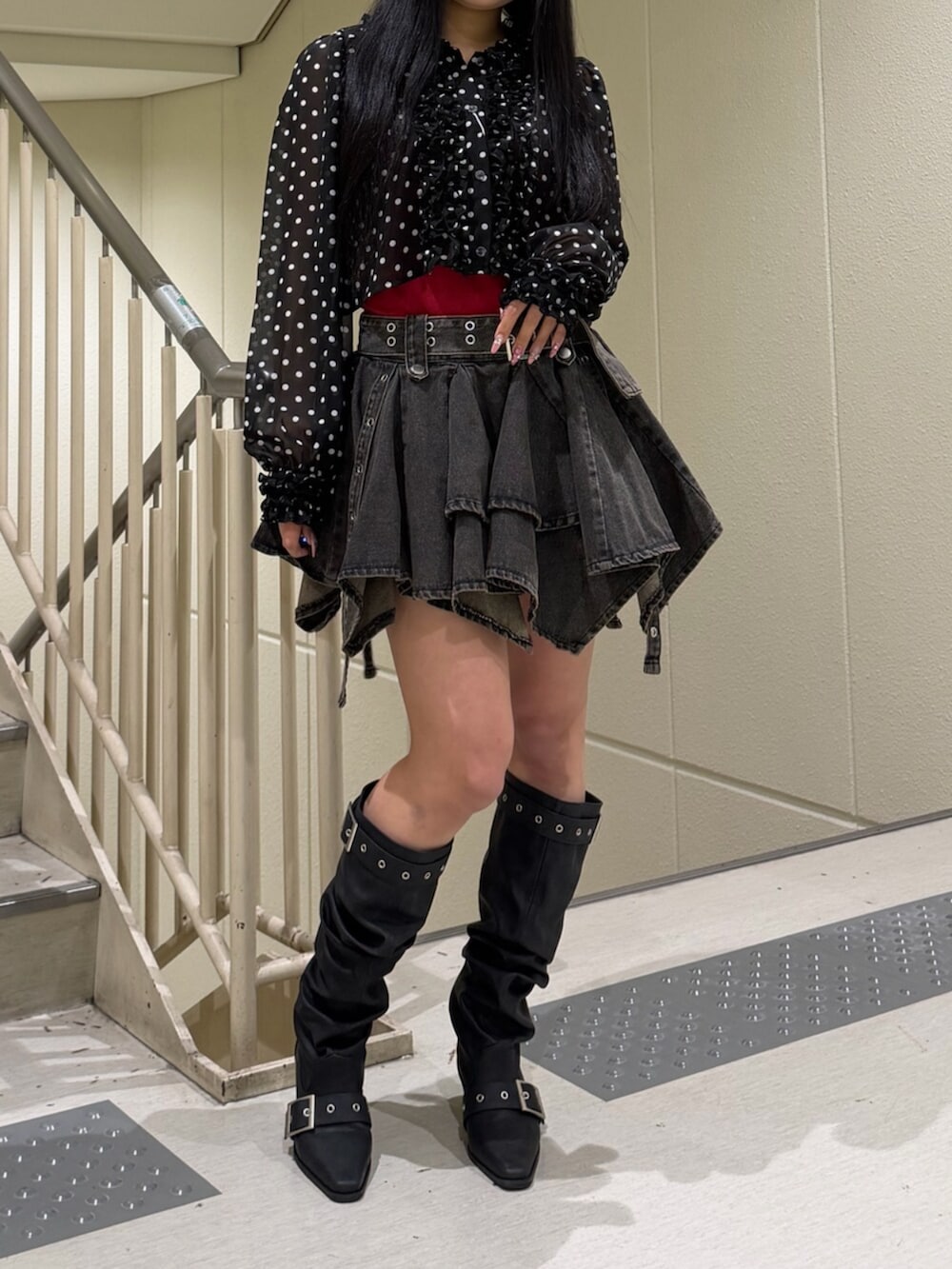 ブラック系のシャツ/ブラウス、レッド系のキャミソール、ブラック系のデニムスカートを着用したレディースの春コーディネートの5枚目の写真