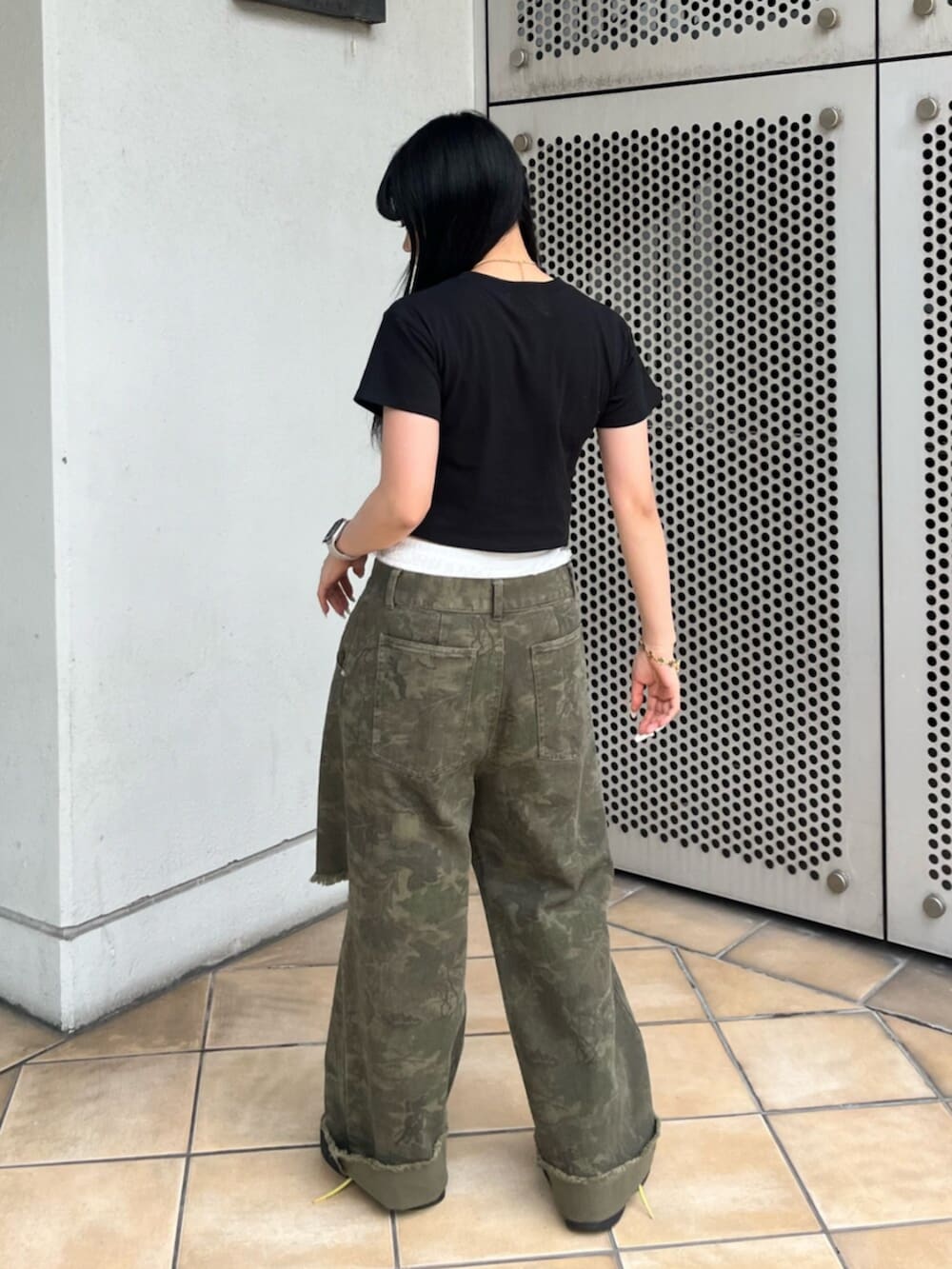 ホワイト系のその他パンツ、グリーン系のその他パンツ、ゴールド系のネックレスを着用したレディースの夏コーディネートの3枚目の写真