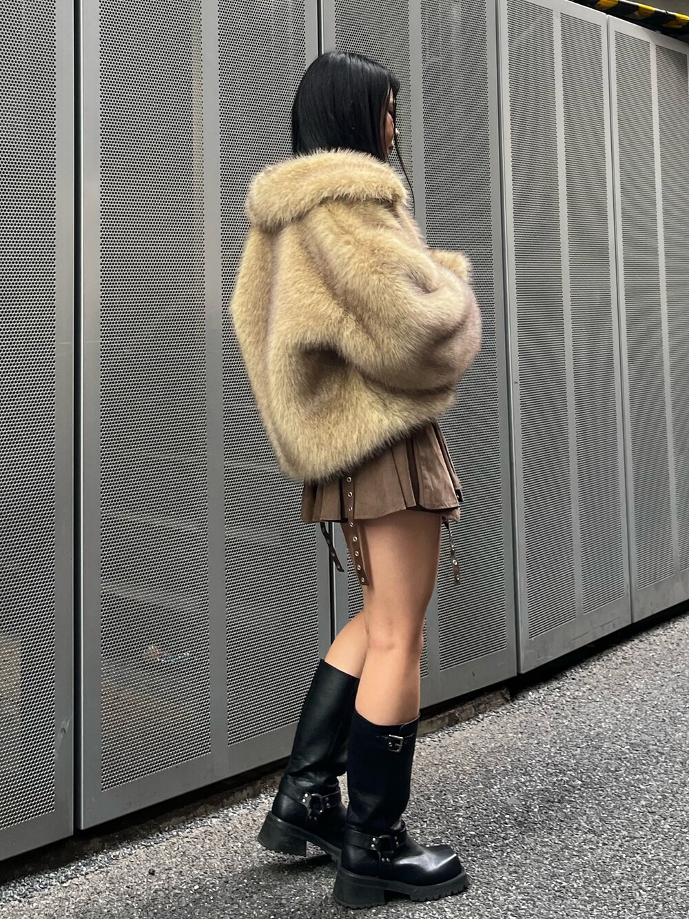 ブラウン系のスカート、ブラック系のブーツ、ベージュ系のその他アウターを着用したレディースの冬コーディネートの3枚目の写真