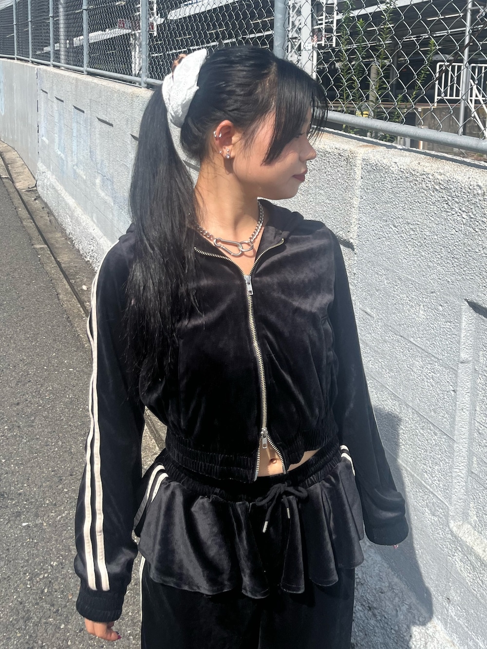 ブラック系のパーカー、ブラック系のその他パンツ、ブラック系のパンプスを着用したレディースの秋コーディネートの4枚目の写真
