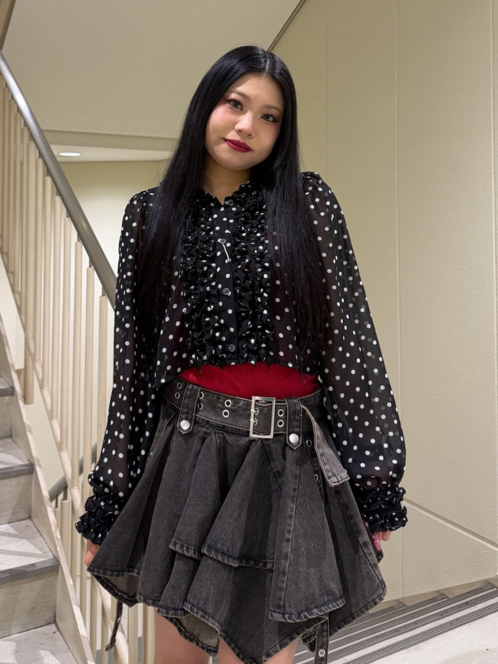 ブラック系のシャツ/ブラウス、レッド系のキャミソール、ブラック系のデニムスカートを着用したレディースの春コーディネートの4枚目の写真