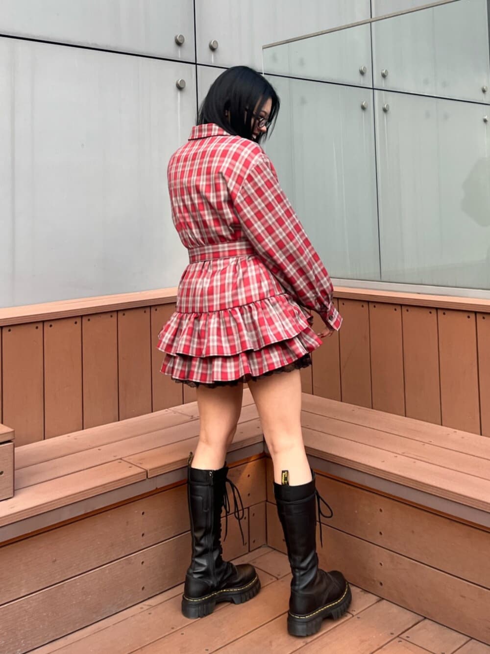 ブラック系のその他パンツ、レッド系のワンピース、ブラック系のTシャツ/カットソーを着用したレディースの冬コーディネートの2枚目の写真