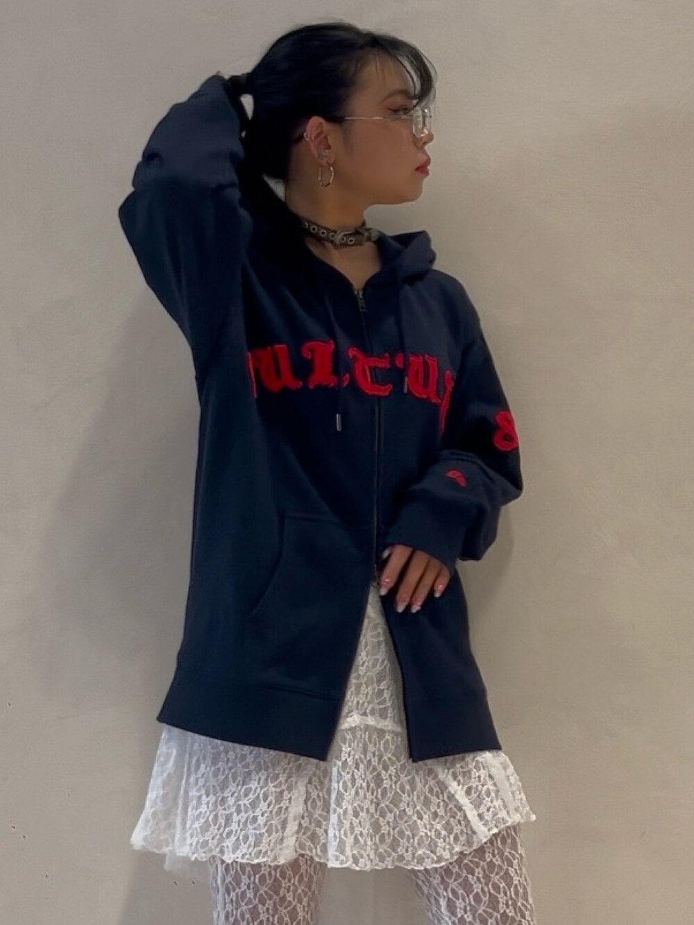 ブルー系のパーカー、ホワイト系のその他パンツ、ブラック系のパンプスを着用したレディースの冬コーディネートの5枚目の写真