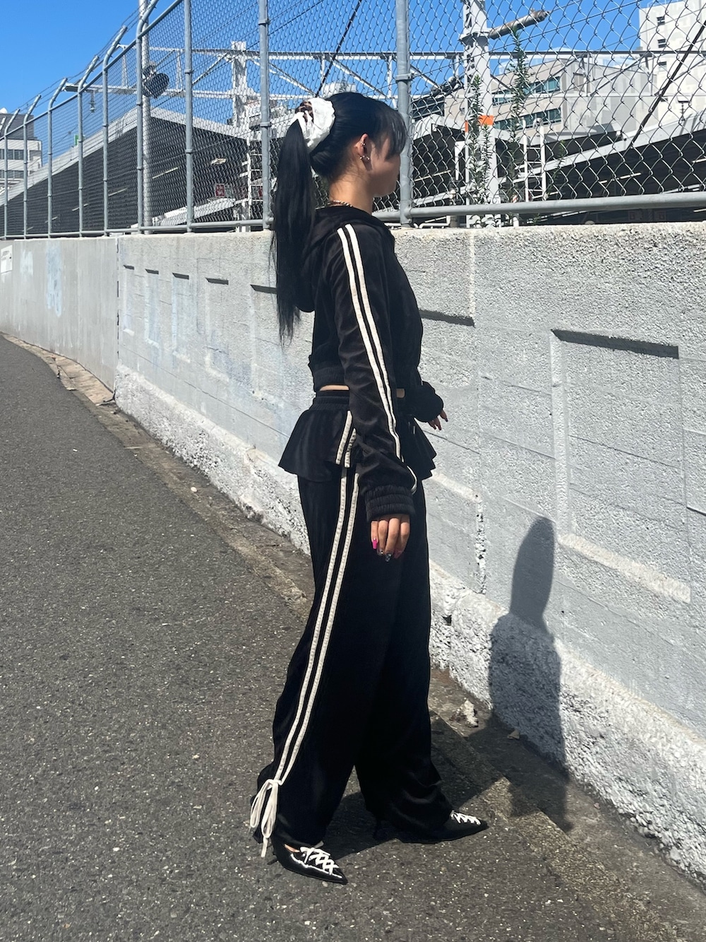 ブラック系のパーカー、ブラック系のその他パンツ、ブラック系のパンプスを着用したレディースの秋コーディネートの2枚目の写真