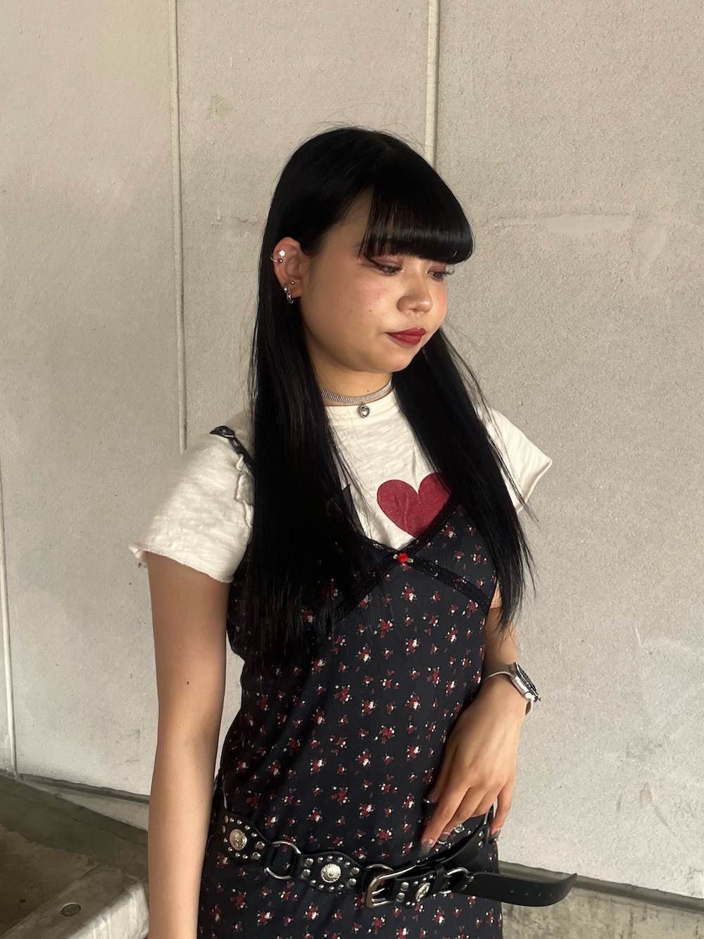 ブラック系のワンピース、ホワイト系のTシャツ/カットソー、ブラック系のベルトを着用したレディースの夏コーディネートの4枚目の写真