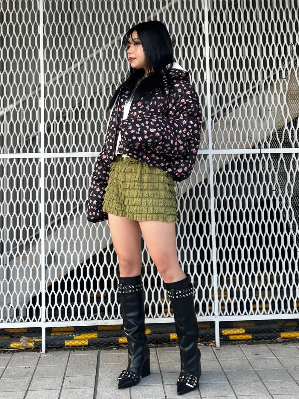 グリーン系のその他パンツ、ブラック系のブーツ、ホワイト系のパーカーを着用したレディースの冬コーディネートの2枚目の写真