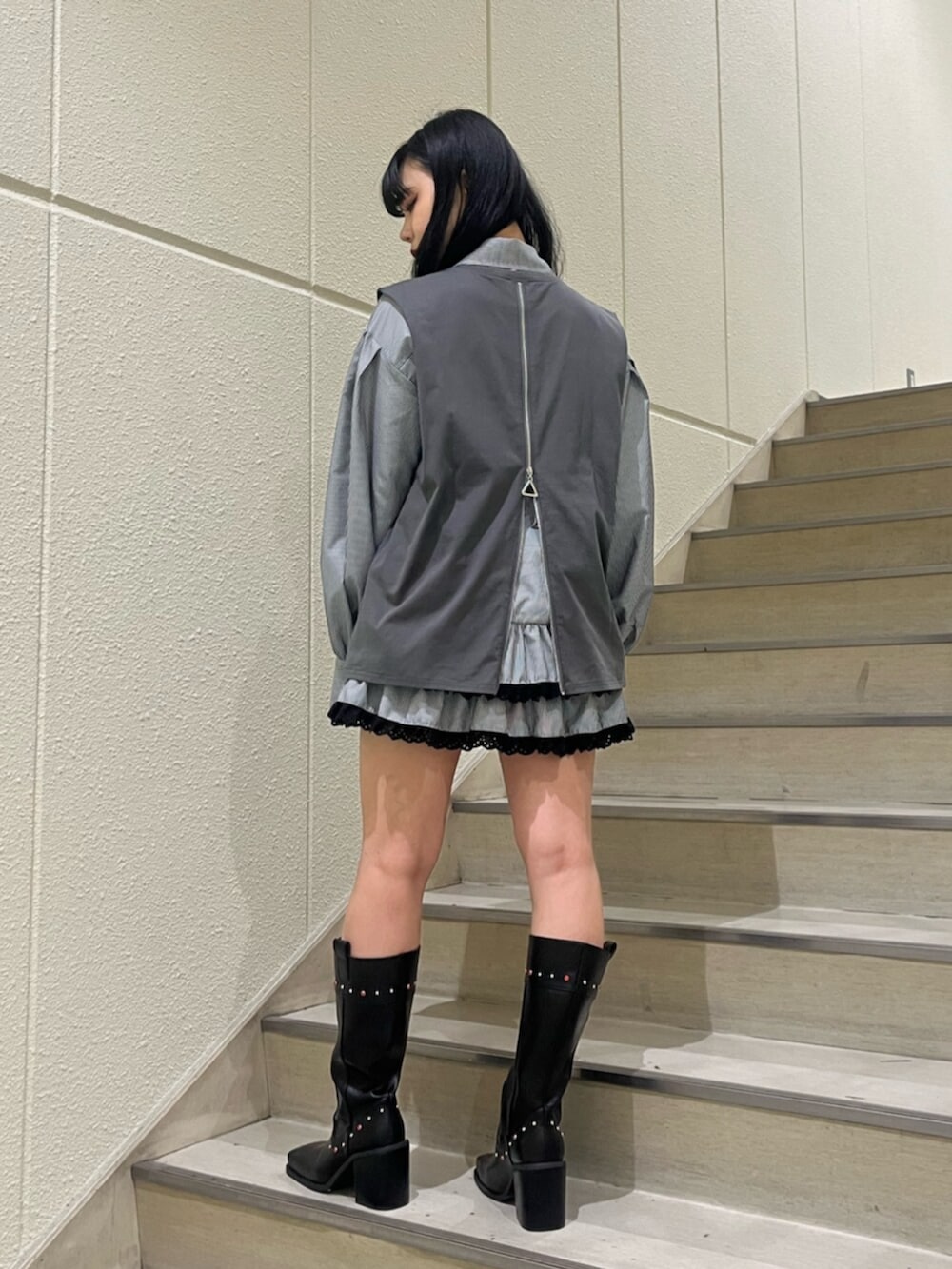 ブラック系のシャツ/ブラウス、ブラック系のTシャツ/カットソー、ブラック系のブーツを着用したレディースの春コーディネートの4枚目の写真