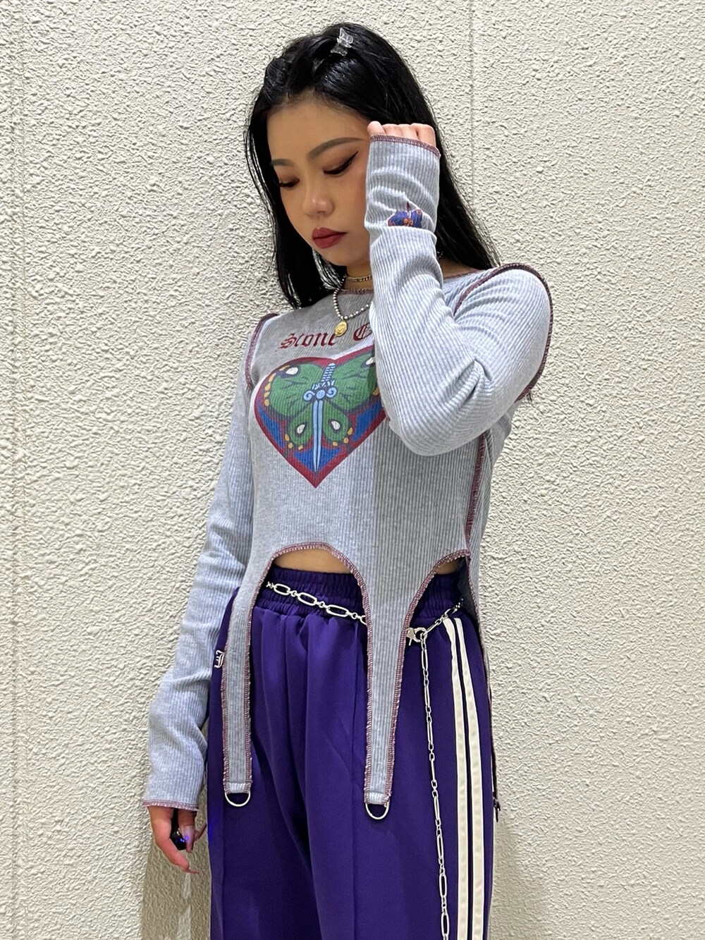 パープル系のその他パンツ、ブラック系のパンプス、ブルー系のTシャツ/カットソーを着用したレディースの秋コーディネートの5枚目の写真