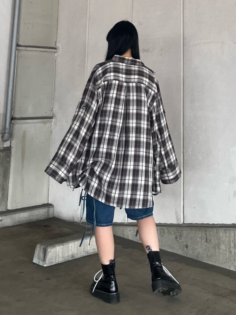 ブルー系のデニムパンツ、ブラウン系のシャツ/ブラウス、ブラック系のキャミソールを着用したレディースの夏コーディネートの3枚目の写真