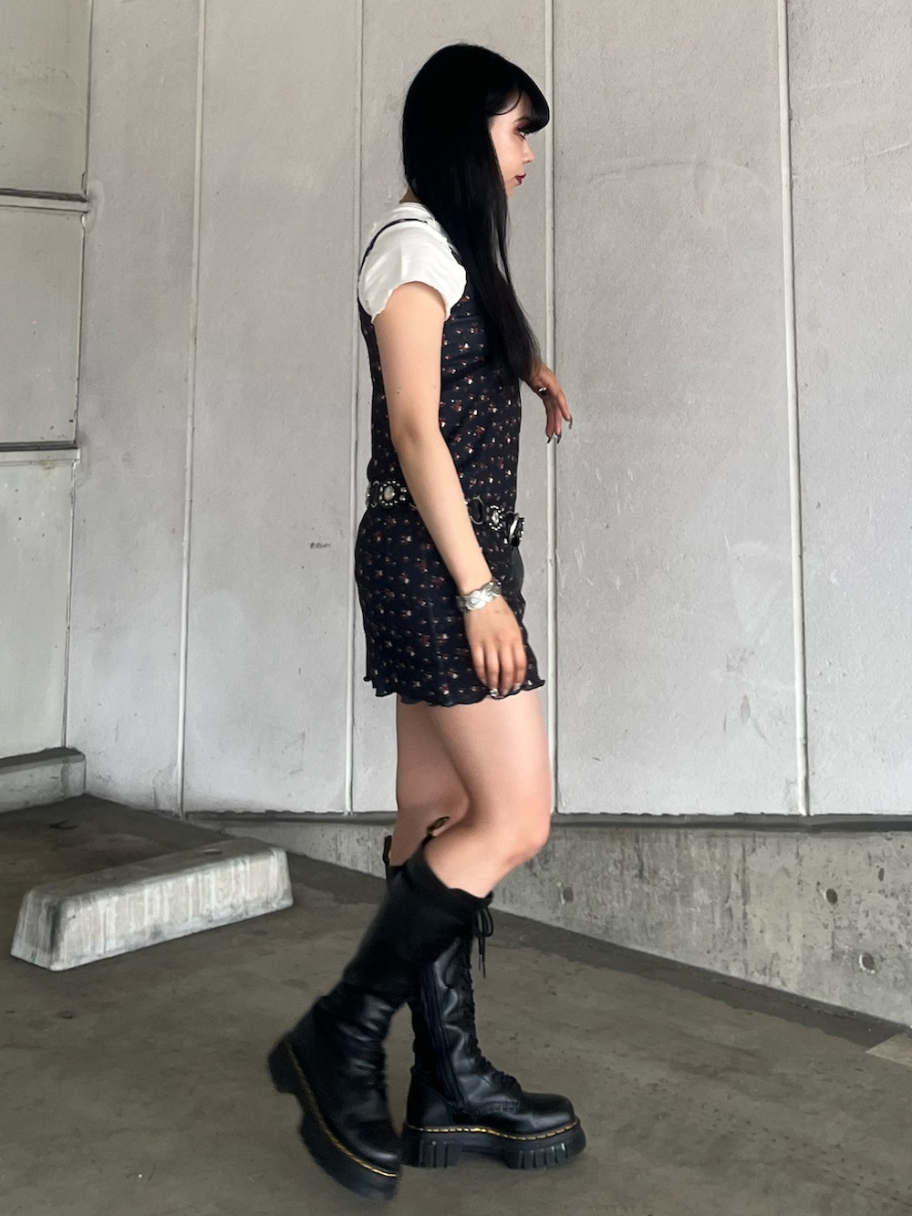 ブラック系のワンピース、ホワイト系のTシャツ/カットソー、ブラック系のベルトを着用したレディースの夏コーディネートの2枚目の写真