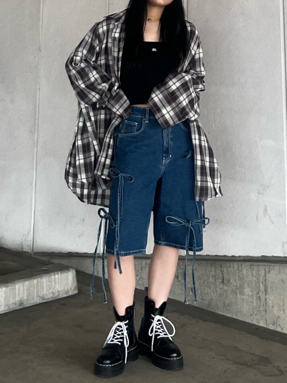 ブルー系のデニムパンツ、ブラウン系のシャツ/ブラウス、ブラック系のキャミソールを着用したレディースの夏コーディネートの5枚目の写真