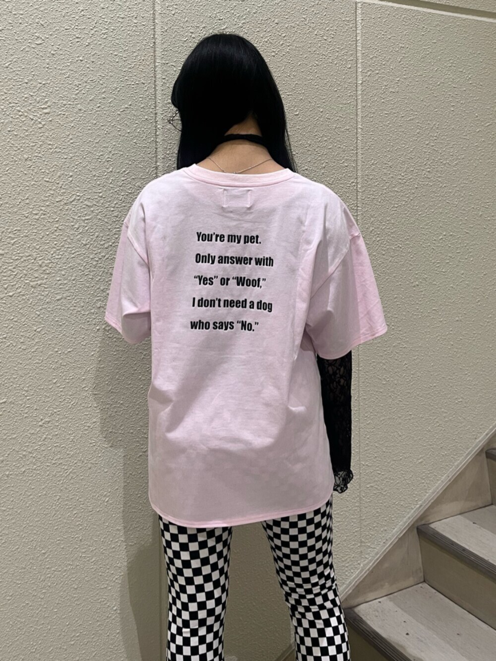 その他のその他パンツ、ピンク系のTシャツ/カットソー、ブラック系のTシャツ/カットソーを着用したレディースの春コーディネートの5枚目の写真