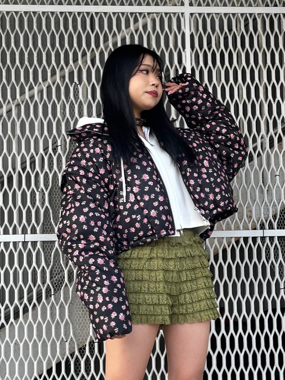 グリーン系のその他パンツ、ブラック系のブーツ、ホワイト系のパーカーを着用したレディースの冬コーディネートの4枚目の写真