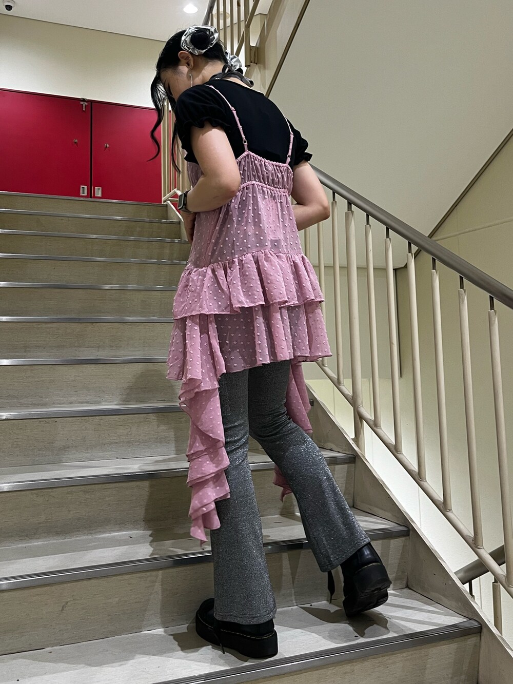 ピンク系のワンピース、シルバー系のその他パンツ、ブラック系のTシャツ/カットソーを着用したレディースの夏コーディネートの3枚目の写真