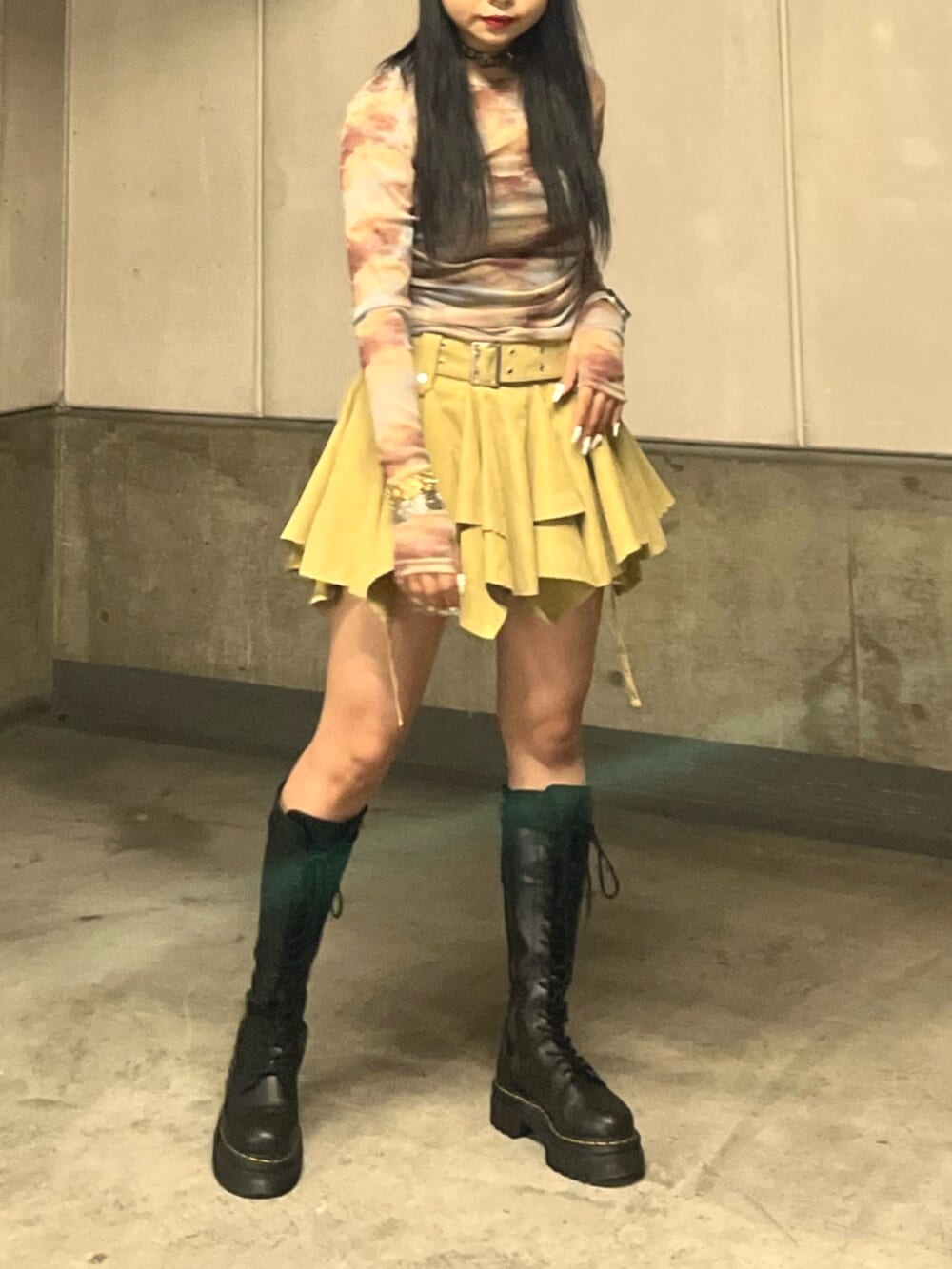 ブラック系のキャミソール、ベージュ系のスカート、ベージュ系のTシャツ/カットソーを着用したレディースの夏コーディネートの5枚目の写真