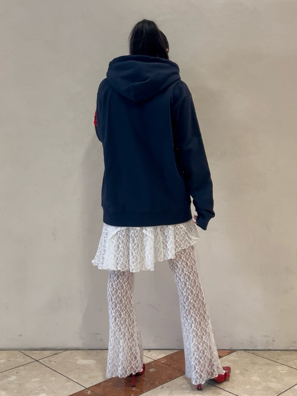 ブルー系のパーカー、ホワイト系のその他パンツ、ブラック系のパンプスを着用したレディースの冬コーディネートの3枚目の写真