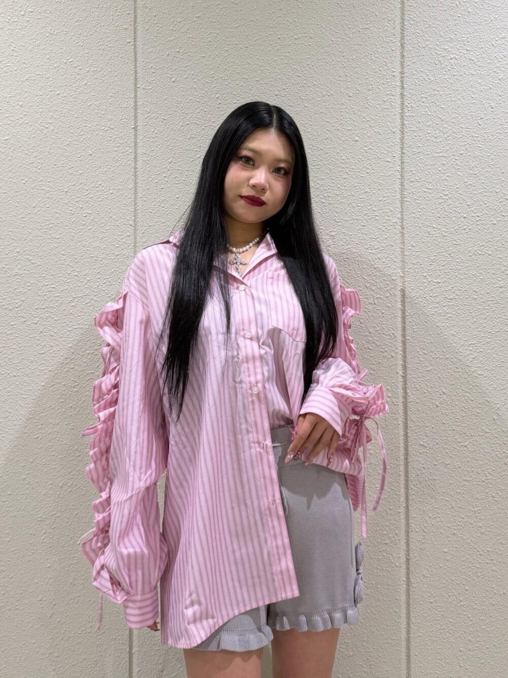 ピンク系のシャツ/ブラウス、グレー系のその他パンツ、シルバー系のネックレスを着用したレディースの春コーディネートの4枚目の写真