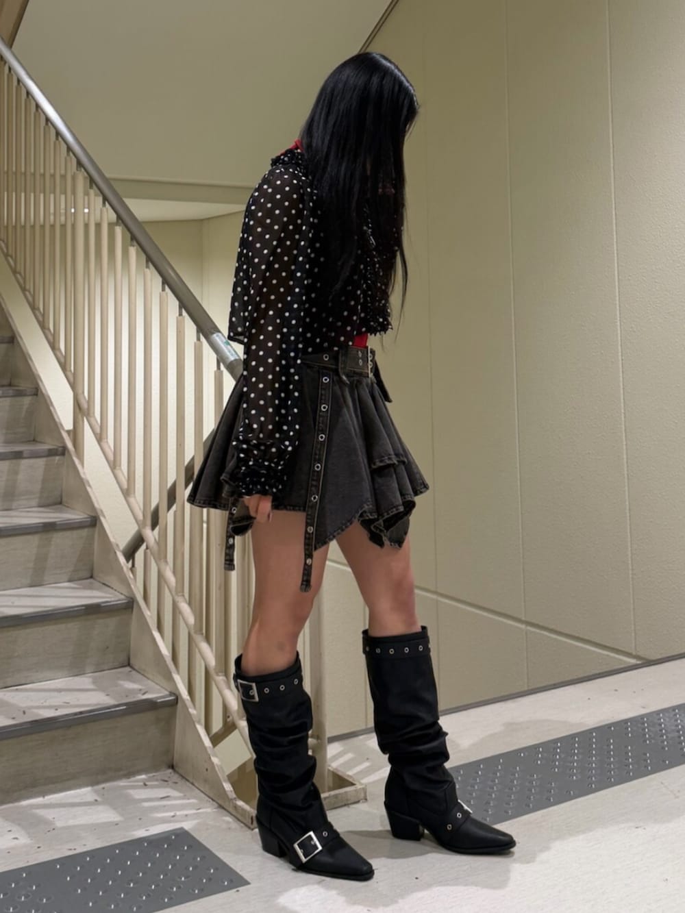 ブラック系のシャツ/ブラウス、レッド系のキャミソール、ブラック系のデニムスカートを着用したレディースの春コーディネートの2枚目の写真