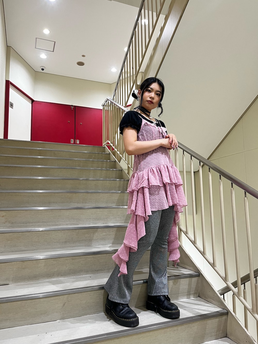 ピンク系のワンピース、シルバー系のその他パンツ、ブラック系のTシャツ/カットソーを着用したレディースの夏コーディネートの4枚目の写真