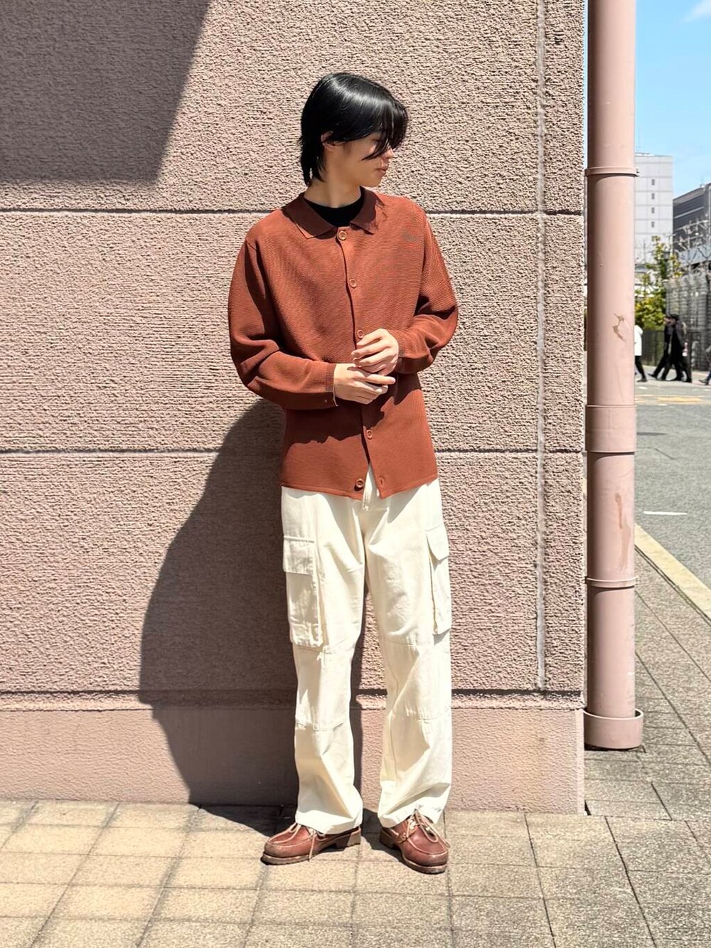 「シンプル、カジュアル、ラフ、春コーデ、春、休日スタイル、フェスコーデ、旅行コーデ、最旬オフィスコーデ、テーマパークコーデ、外遊びコーデ、過ごしやすい」｜「ITEMS URBANRESEARCHのガーター編みニットシャツカーディガン（カーディガン/ボレロ、ブラウン系）」を使った、Shiragami Harutoさん（メンズ・175cm）の春コーディネートの3枚目の写真