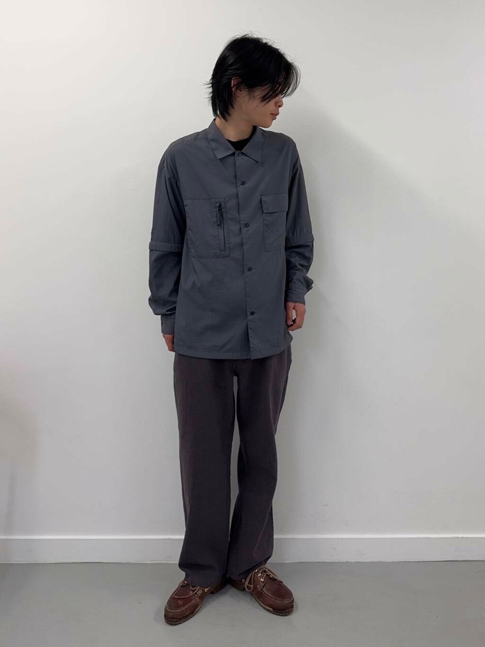 「シンプル、カジュアル、イージーパンツ、ラフ、ナイロン、春コーデ、春、春カラー、newarrival、長袖シャツ、シャツが主役の春コーデ」｜「ITEMS URBANRESEARCHの『セットアップ対応』天然素材コットンリネンウエストイージーパンツ（その他パンツ、グレー系）」を使った、Shiragami Harutoさん（メンズ・175cm）の春コーディネートの2枚目の写真