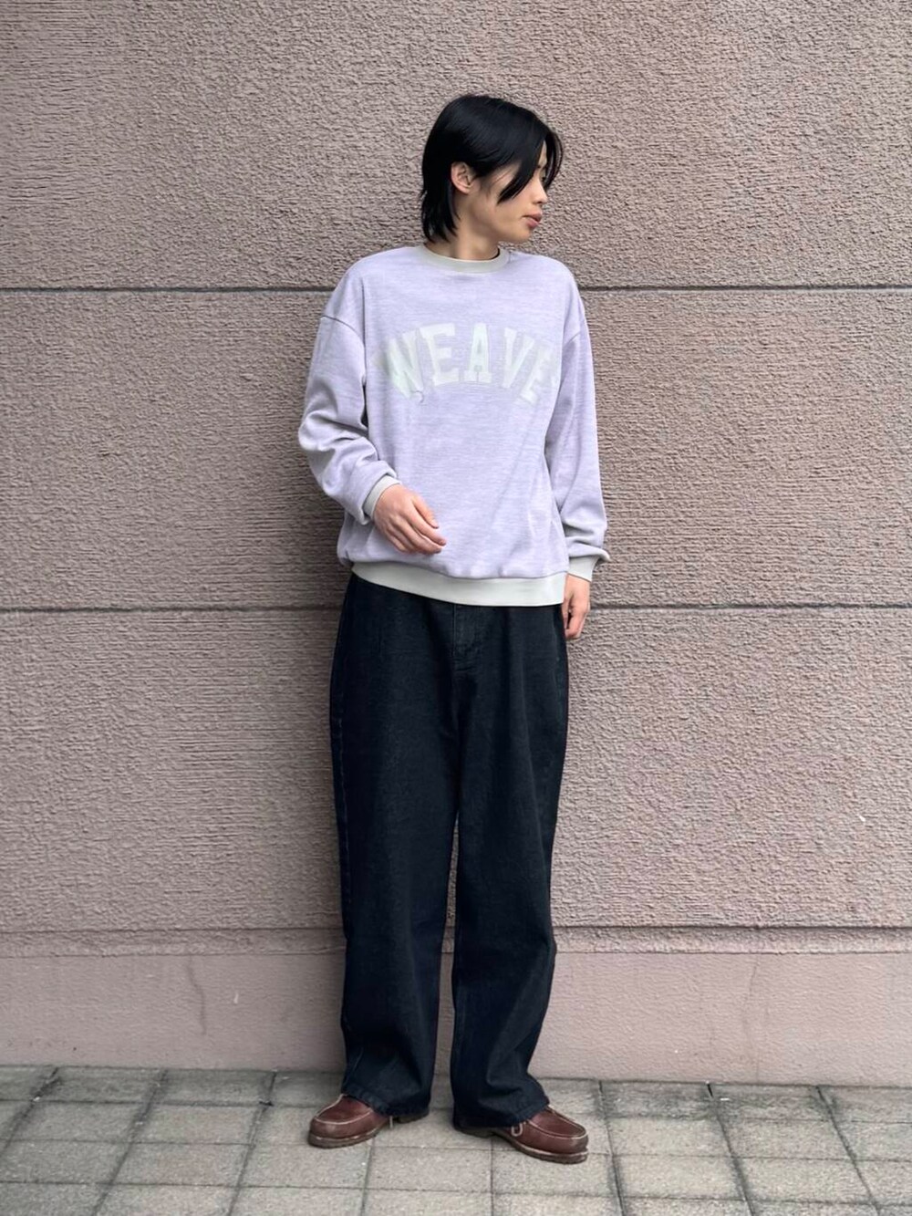 「シンプル、カジュアル、ラフ、春コーデ、春、休日スタイル、フェスコーデ、旅行コーデ、最旬オフィスコーデ、テーマパークコーデ、外遊びコーデ、過ごしやすい」｜「SENSE OF PLACE by URBAN RESEARCHのストレートデニムパンツ（デニムパンツ、ブラック系）」を使った、Shiragami Harutoさん（メンズ・175cm）の春コーディネートの3枚目の写真
