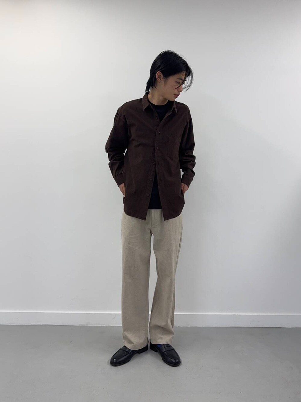 「シンプル、カジュアル、ラフ、春、春カラー、春夏、長袖シャツ、シャツが主役の春コーデ」｜「ITEMS URBANRESEARCHの『セットアップ対応』天然素材コットンリネンウエストイージーパンツ（その他パンツ、ホワイト系）」を使った、Shiragami Harutoさん（メンズ・175cm）の春コーディネートの3枚目の写真