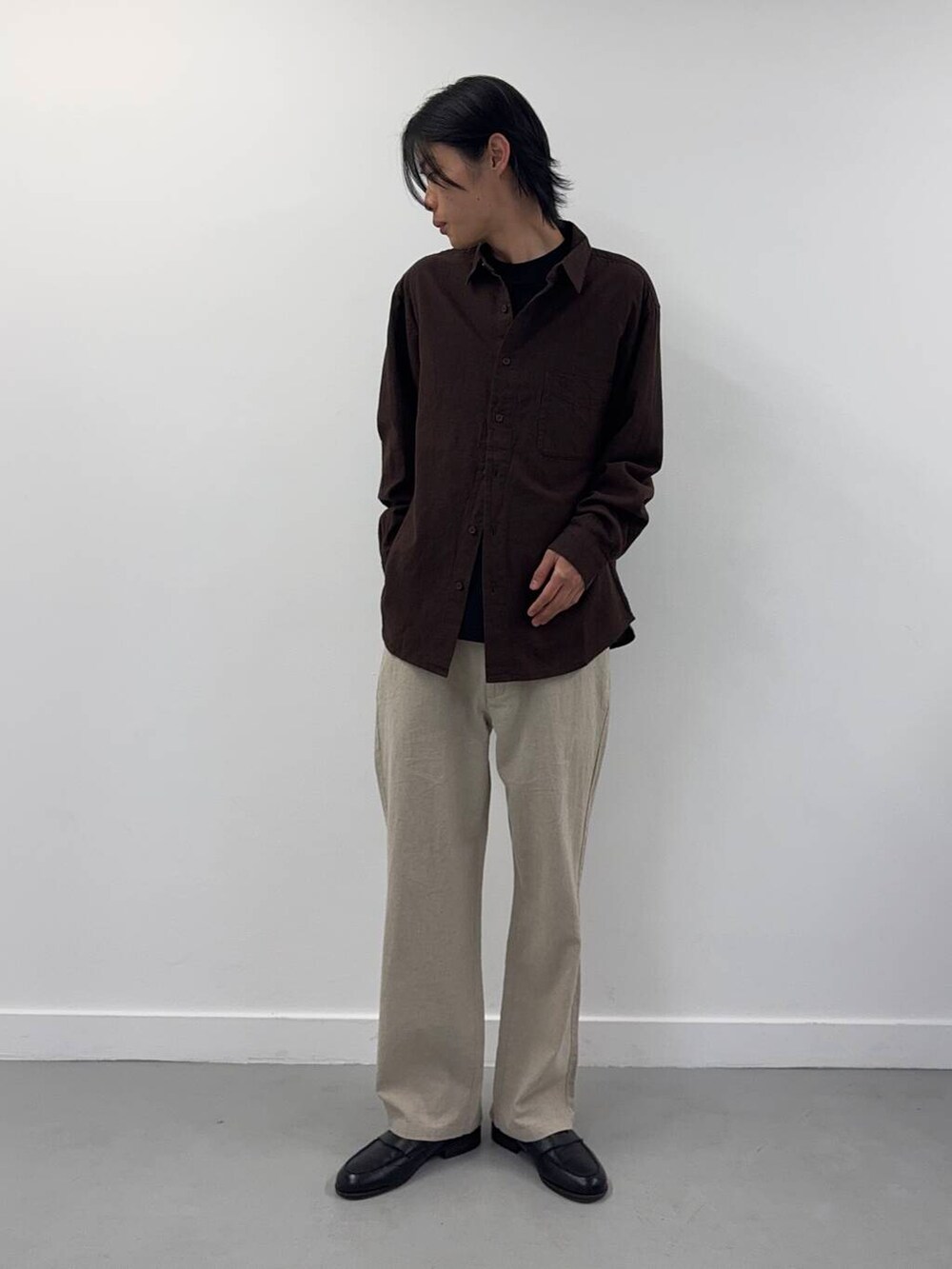 「シンプル、カジュアル、ラフ、春、春カラー、春夏、長袖シャツ、シャツが主役の春コーデ」｜「ITEMS URBANRESEARCHの『セットアップ対応』天然素材コットンリネンウエストイージーパンツ（その他パンツ、ホワイト系）」を使った、Shiragami Harutoさん（メンズ・175cm）の春コーディネートの2枚目の写真