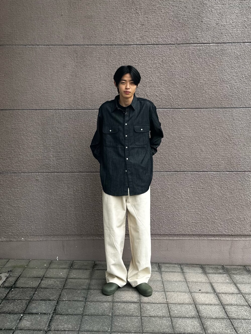 「お出かけコーデ、ファッションを楽しもう、ブラック、ベージュ、デニム、デニムシャツ」｜「ITEMS URBANRESEARCHのダブルポケット ウォッシュドデニムシャツ（シャツ/ブラウス、ブラック系）」を使った、Shiragami Harutoさん（メンズ・175cm）の夏コーディネートの3枚目の写真