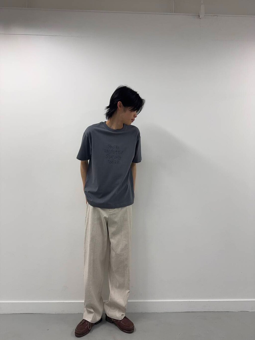 「シンプル、カジュアル、ラフ、夏コーデ、夏、休日スタイル、フェスコーデ、旅行コーデ、初夏のお出掛けコーデ、テーマパークコーデ、外遊びコーデ」｜「ITEMS URBANRESEARCHのレタード刺繍Tシャツ slaying today（Tシャツ/カットソー、グレー系）」を使った、Shiragami Harutoさん（メンズ・175cm）の春コーディネートの2枚目の写真
