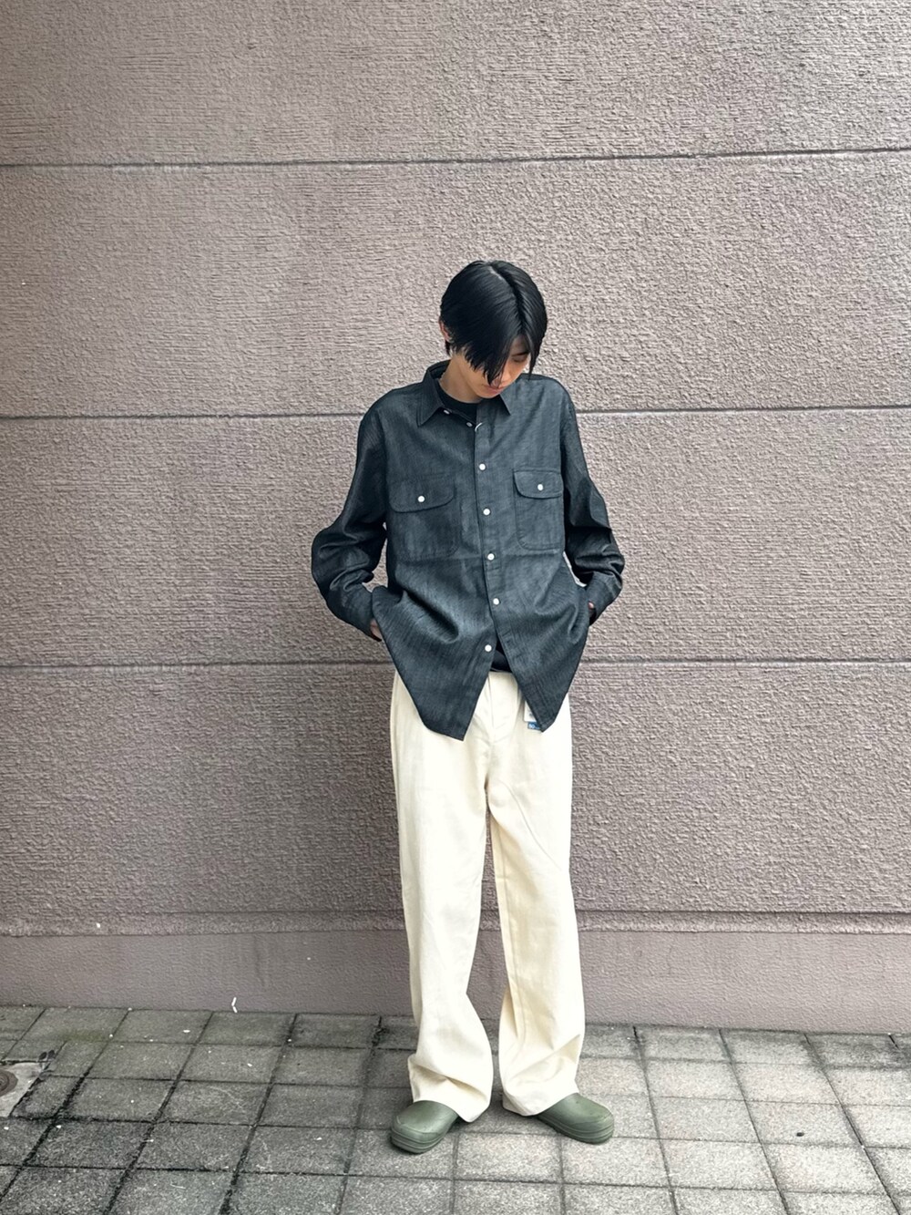「お出かけコーデ、ファッションを楽しもう、ブラック、ベージュ、デニム、デニムシャツ」｜「ITEMS URBANRESEARCHのダブルポケット ウォッシュドデニムシャツ（シャツ/ブラウス、ブラック系）」を使った、Shiragami Harutoさん（メンズ・175cm）の夏コーディネートの2枚目の写真