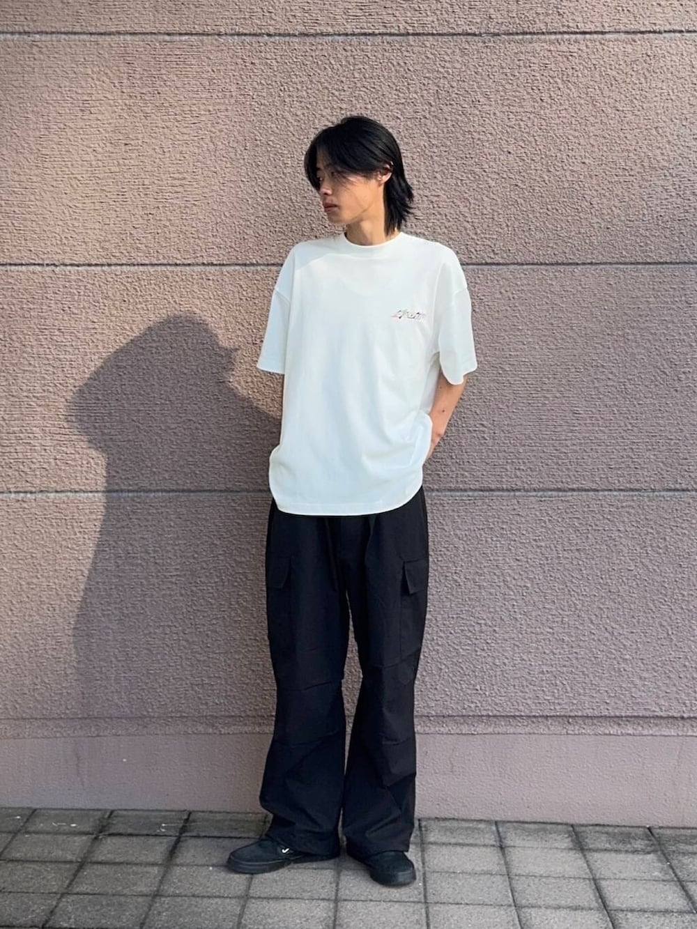 「シンプル、カジュアル、Tシャツ、ラフ、カーゴパンツ、夏コーデ、夏、夏フェスコーデ、夏の快適通勤コーデ、lotto、一枚で決まるtシャツ」｜「ITEMS URBANRESEARCHのウエストイージー ポリカーゴパンツ（その他パンツ、ブラック系）」を使った、Shiragami Harutoさん（メンズ・175cm）の夏コーディネートの3枚目の写真