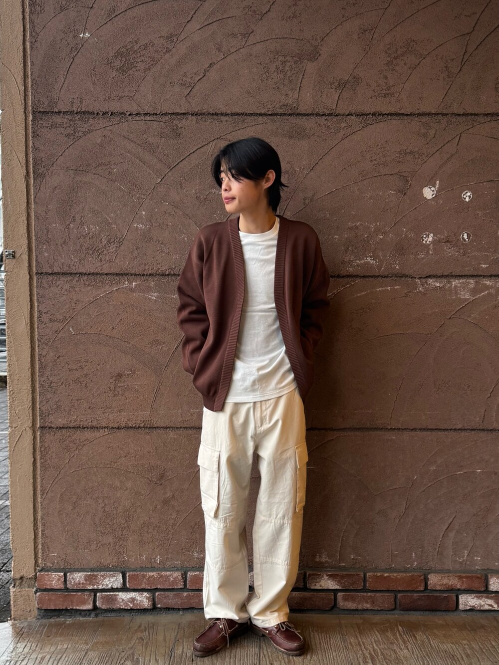 「春色、今日のコーデ、ストリート、イージーパンツ、春、春コーデ、春服、シンプル、シンプルコーデ、シンプルスタイル、カジュアル、カジュアルコーデ、カーディガン、ラフ、ラフコーデ」｜「ITEMS URBANRESEARCHのマシンウォッシャブルミラノリブカーディガンインナーセット（カーディガン/ボレロ、ブラウン系）」を使った、Shiragami Harutoさん（メンズ・175cm）の冬コーディネートの3枚目の写真