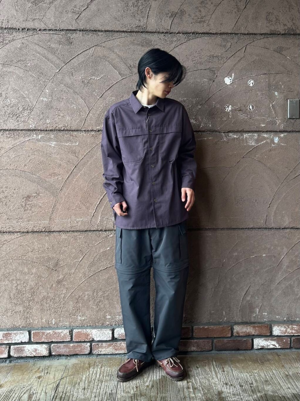 「シンプル、カジュアル、ラフ、ナイロン、春コーデ、春、春カラー、newarrival、ナイロンパンツ、シャツが主役の春コーデ」｜「ITEMS URBANRESEARCHのフィッシングポケット チェックシャツ（シャツ/ブラウス、ブラウン系）」を使った、Shiragami Harutoさん（メンズ・175cm）の春コーディネートの3枚目の写真