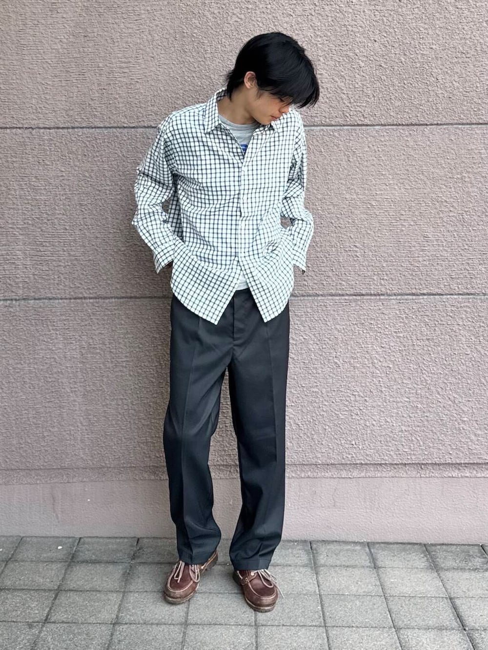 ホワイト系のシャツ/ブラウス、ブラック系のその他パンツを着用したメンズの春コーディネートの3枚目の写真