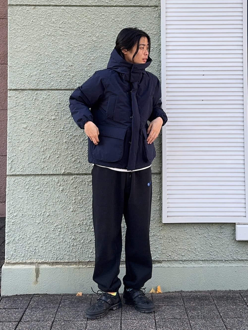 ブルー系のダウンジャケット/コート、ブラック系のその他パンツを着用したメンズの冬コーディネートの2枚目の写真