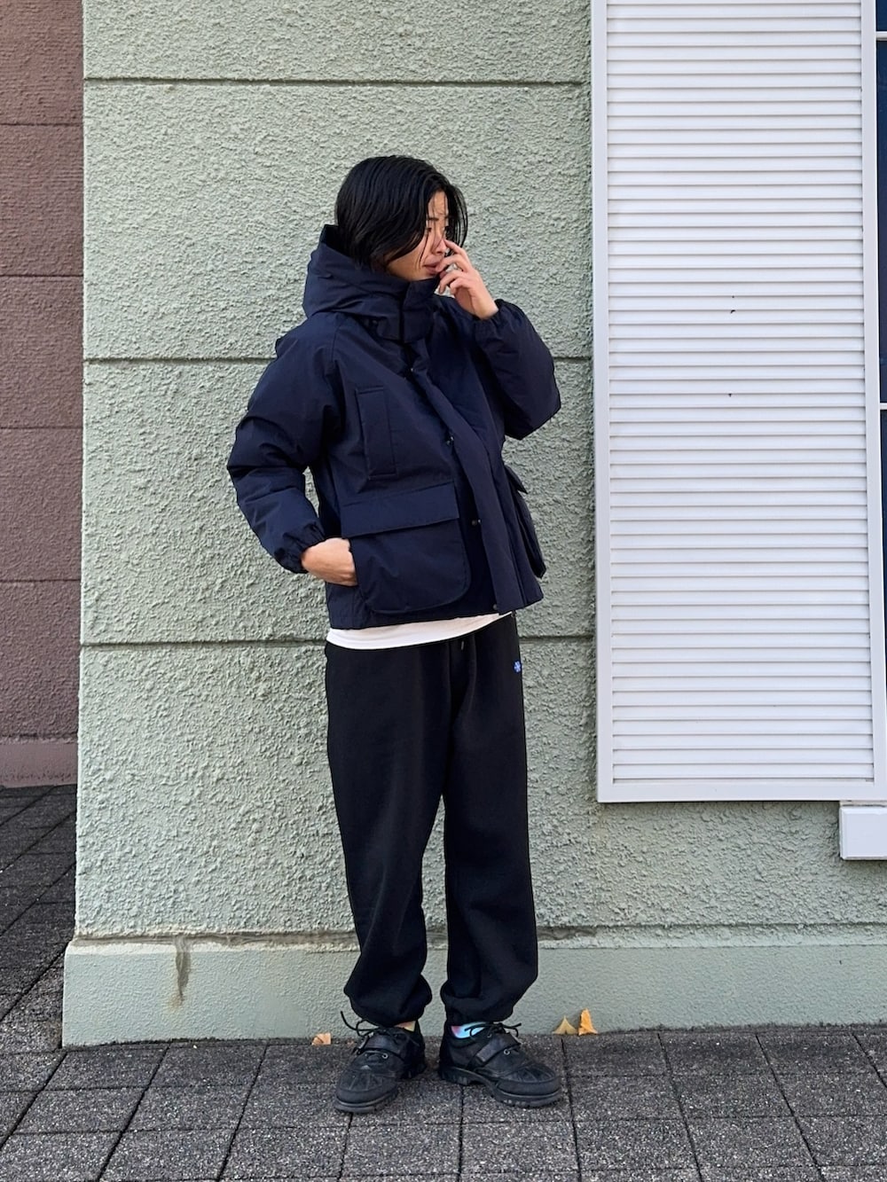 ブルー系のダウンジャケット/コート、ブラック系のその他パンツを着用したメンズの冬コーディネートの3枚目の写真