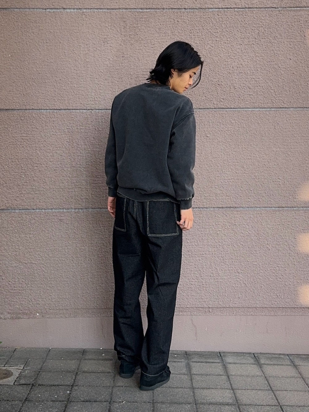 ブラック系のその他パンツ、その他のスウェットを着用したメンズの秋コーディネートの3枚目の写真