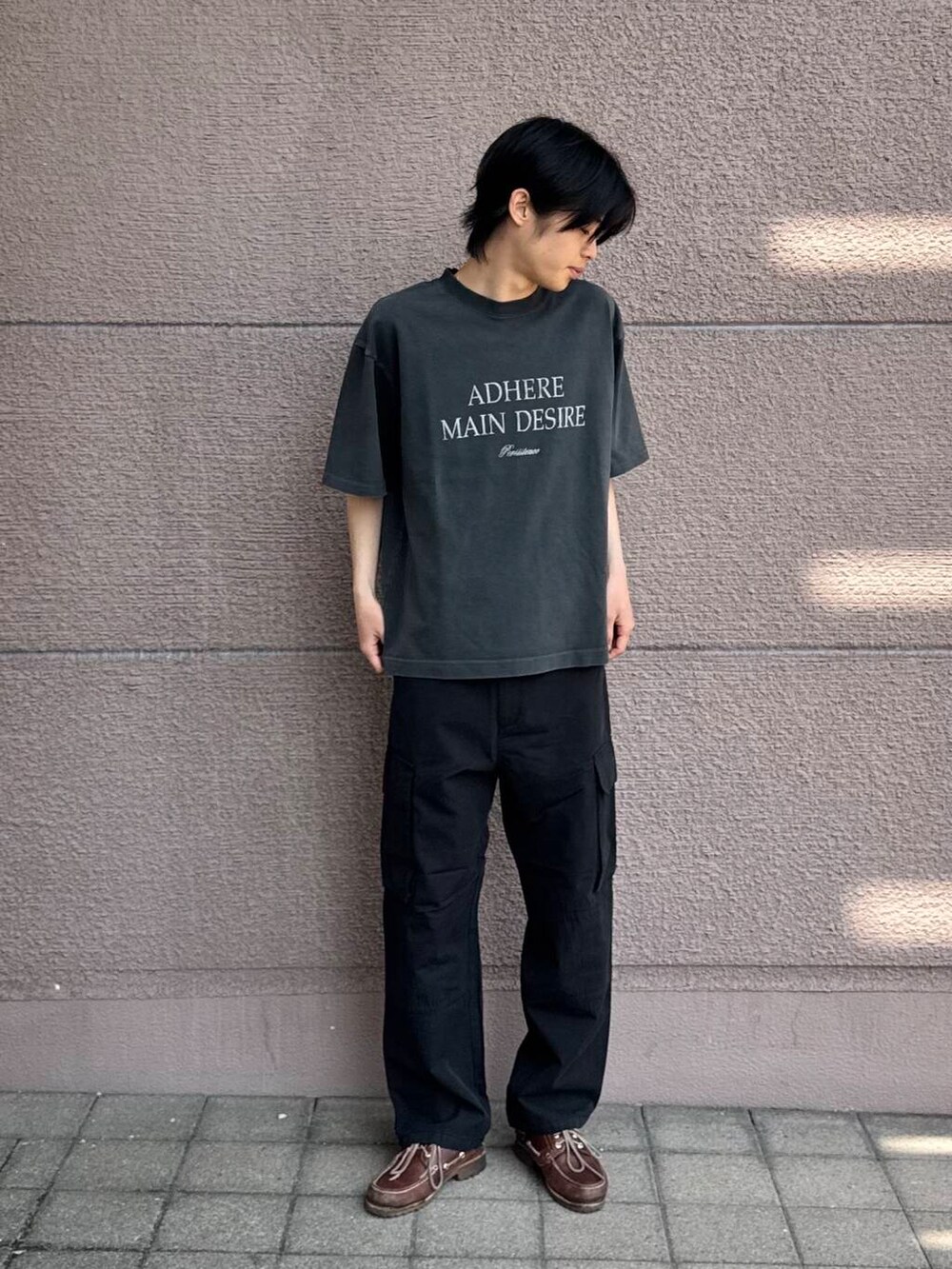 「シンプル、カジュアル、Tシャツ、ラフ、オールブラック、夏コーデ、夏、初夏のお出掛けコーデ」｜「ITEMS URBANRESEARCHのEURO ARMY ツイル フィールドパンツ（その他パンツ、ブラック系）」を使った、Shiragami Harutoさん（メンズ・175cm）の春コーディネートの3枚目の写真