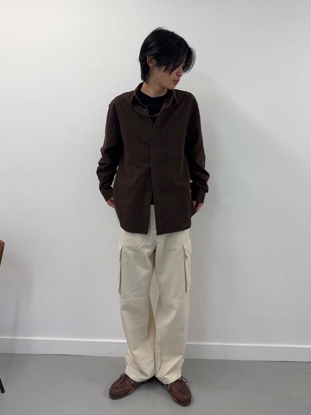 「シンプル、カジュアル、ラフ、春コーデ、春、春カラー、長袖シャツ、シャツが主役の春コーデ」｜「ITEMS URBANRESEARCHのEURO ARMY ツイル フィールドパンツ（その他パンツ、ホワイト系）」を使った、Shiragami Harutoさん（メンズ・175cm）の春コーディネートの2枚目の写真