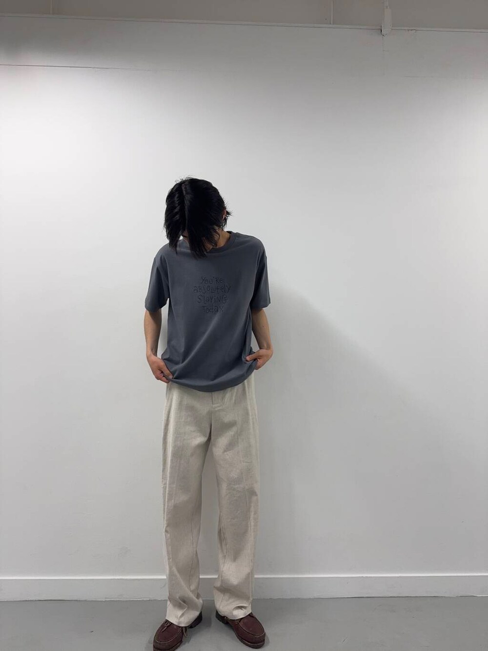 「シンプル、カジュアル、ラフ、夏コーデ、夏、休日スタイル、フェスコーデ、旅行コーデ、初夏のお出掛けコーデ、テーマパークコーデ、外遊びコーデ」｜「ITEMS URBANRESEARCHのレタード刺繍Tシャツ slaying today（Tシャツ/カットソー、グレー系）」を使った、Shiragami Harutoさん（メンズ・175cm）の春コーディネートの3枚目の写真
