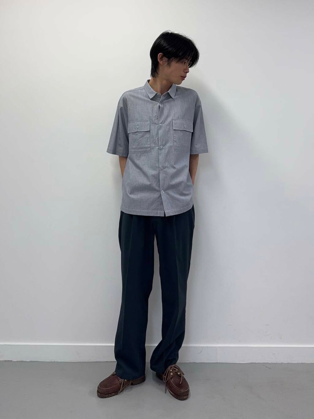 「シンプル、カジュアル、ラフ、春コーデ、春、夏コーデ、夏、休日スタイル、フェスコーデ、旅行コーデ、テーマパークコーデ、外遊びコーデ」｜「ITEMS URBANRESEARCHの『セットアップ対応』ヨウリュウ1-tuckテーパードパンツ（その他パンツ、ブルー系）」を使った、Shiragami Harutoさん（メンズ・175cm）の春コーディネートの2枚目の写真