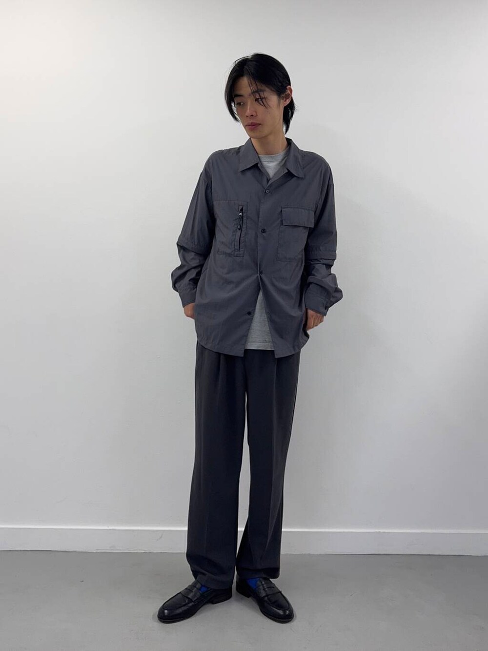 「シンプル、カジュアル、ラフ、ナイロン、春コーデ、春、春カラー、春夏、長袖シャツ、シャツが主役の春コーデ」｜「ITEMS URBANRESEARCHのWフェイスジョーゼット イージー スラックス（スラックス、グレー系）」を使った、Shiragami Harutoさん（メンズ・175cm）の春コーディネートの2枚目の写真